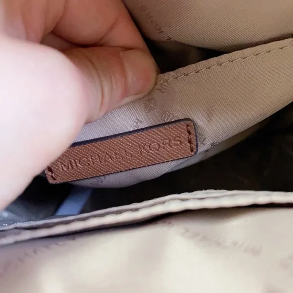 Michael Kors Jet Set Flight Crossbody Bag in brown signature - Picture 8 of 9